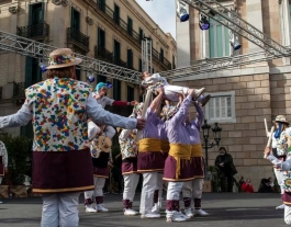 Actuació de la moixiganga de Barcelona a la Plaça Sant Jaume Font: 