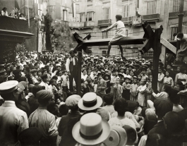 Imatge històrica del tradicional joc de la cucanya de les Festes de Sant Roc Font: 