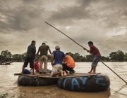 Migrants creuant el riu Suchiate, a la frontera entre Mèxic i Guatemala. Foto: Anna Surinyach / MSF Font: 