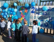 Infants celebrant el Dia mundial de conscienciació sobre l