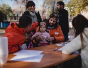 Taula amb diverses persones en una plaça en ple procés participatiu