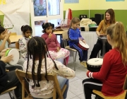 A les sessions els infants prenen contacte amb instruments musicals i participen en dinàmiques a través de cançons, jocs o reflexions verbals.  Font: Paula Gil