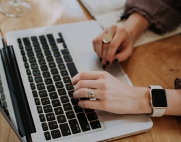 La llei del teletreball vol igualar els drets de les persones que treballen de manera presencial amb els de les que teletreballen. Font: Unsplash. Font: Font: Unsplash.