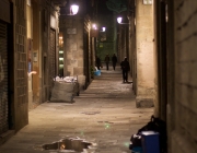 Carrer fosc a la nit, poc transitat. Font: Wikimedia Commons