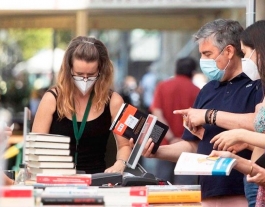 Paradeta de llibres i roses durant la Diada de Sant Jordi del passat 23 de juliol. Font: EFE