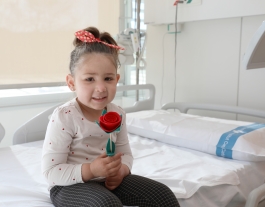 Una de les nenes ingressades a Vall d'Hebron amb la rosa solidària de Sant Jordi. Font: Hospital Vall d'Hebron