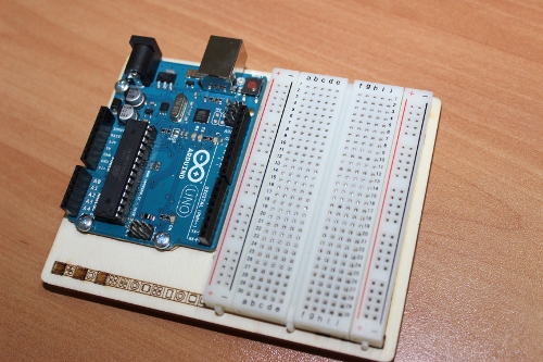 Arduino està compost d'una placa mare i una placa de proves