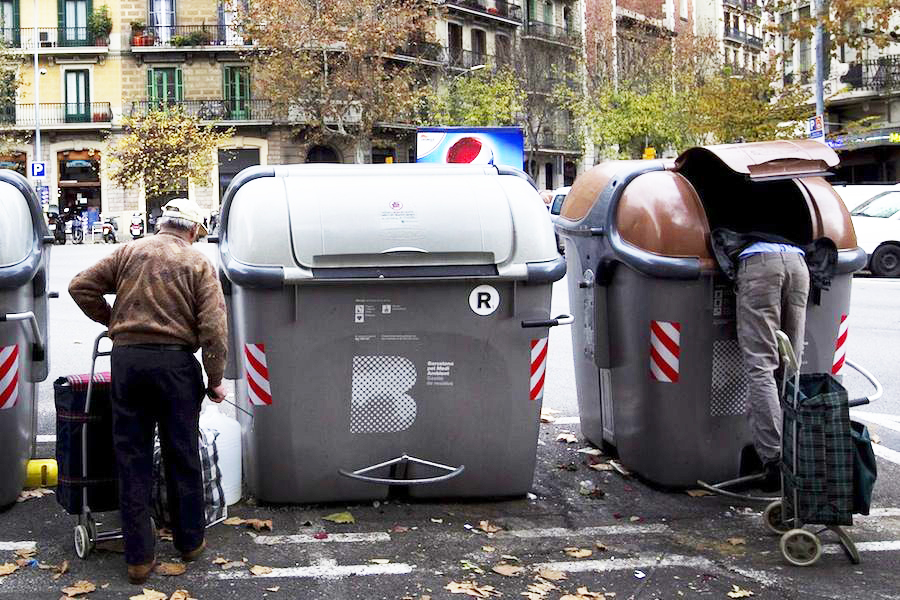 Persones buscant menjar/roba al contenidor (Font: Ara.cat)