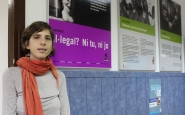 Alba Cuevas, directora de SOS Racisme, a la seu de l'entitat