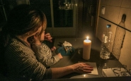 Moltes famílies han hagut de tornar a la llum de les espelmes