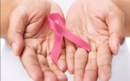 Unes mans amb un llaç de color rosa, símbol de la lluita contra el càncer 