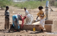Nens etíops jugant amb l'aigua. Font: Pixabay