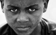 Mirada penetrant d'un nen africà. Font: Pixabay