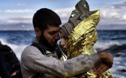 Una parella de refugiats sirians s'abraça tot just arribar a l'illa de Lesbos, a Grècia. Font: Jordi Bernabeu, Flickr 