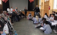 Visitant el Col·legi Sant Pere Claver per convidar els infants a visitar la residència