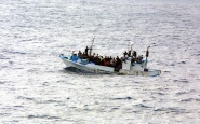 Embarcació de refugiats enfonsant-se, Font: Wikipedia