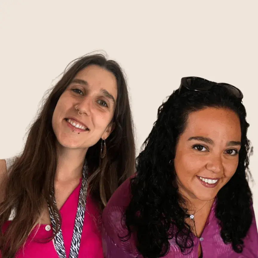 Celia i Raquel, sobre un fons blanc.