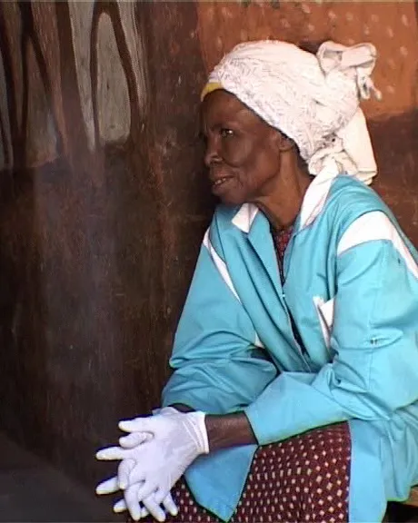 Fotograma de N’na, la mère de Réo (dretalasalutalafrica.org)