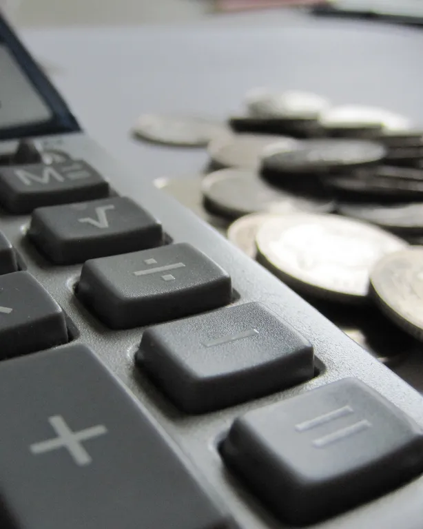 Calculadora amb monedes. Font: Images_of_Money (Flickr)