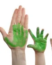 Mans verdes. Imatge de la campanya d'Ajuts "Energia per a la Solidaritat" Mans verdes. Imatge de la campanya d'Ajuts "Energia per a la Solidaritat"