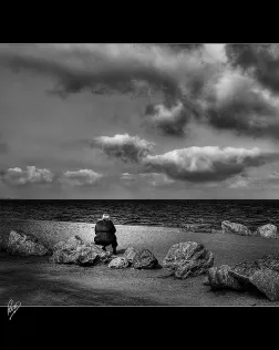 Dona davant del mar. Recordar_Paco CT_Flickr