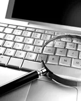 Lupa sobre un teclat d'ordinador. Font: www20.gencat.cat/portal/site/Patr