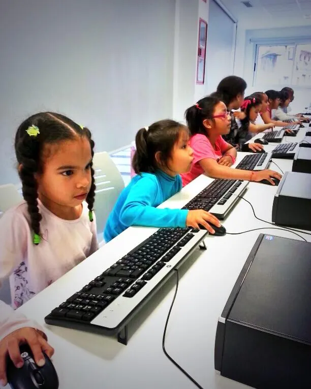 Sessió d'informàtica per a infants a Itaca