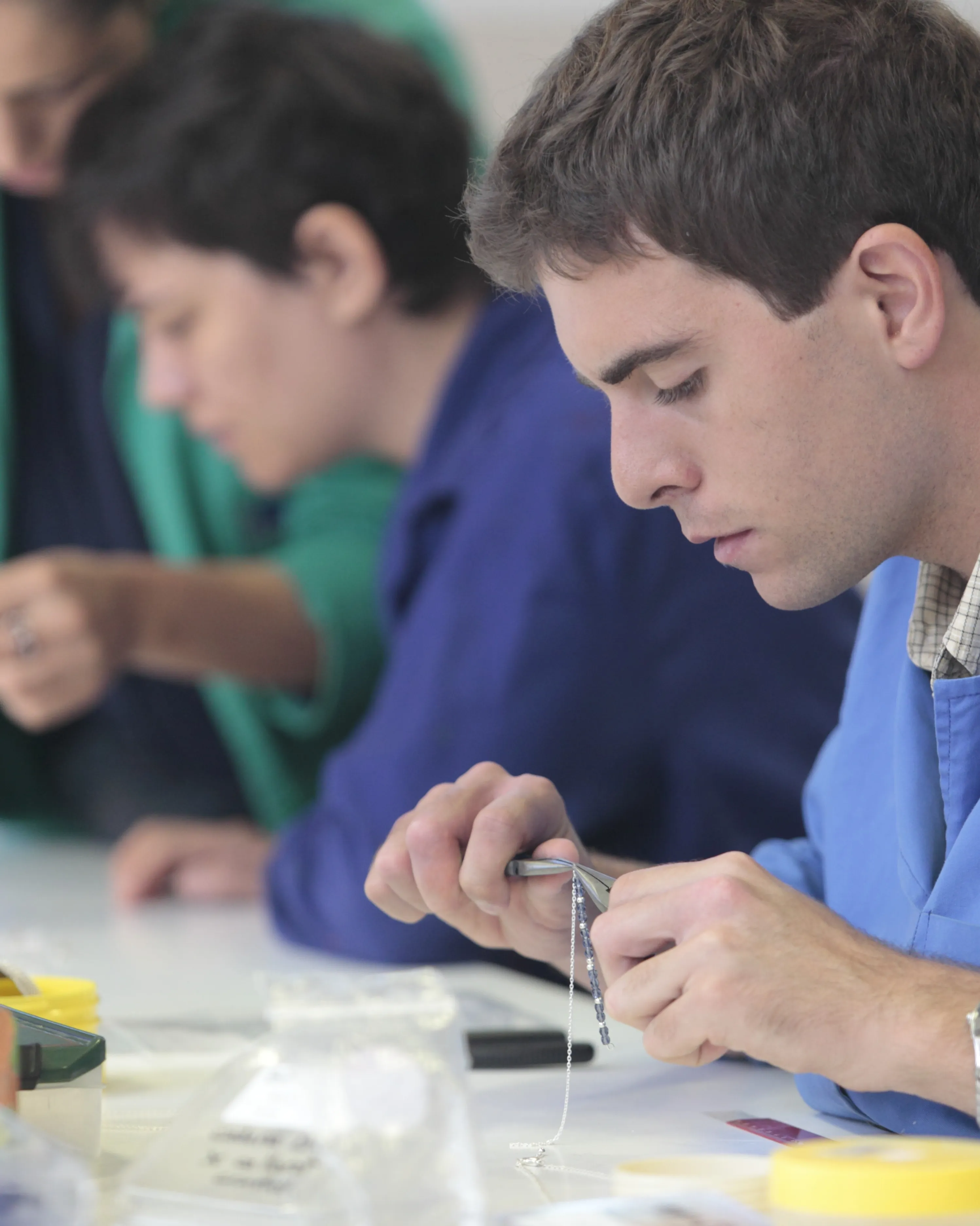 Taller de teràpia ocupacional amb bijuteria d'artesania (Font: Fundació Ramon Noguera)