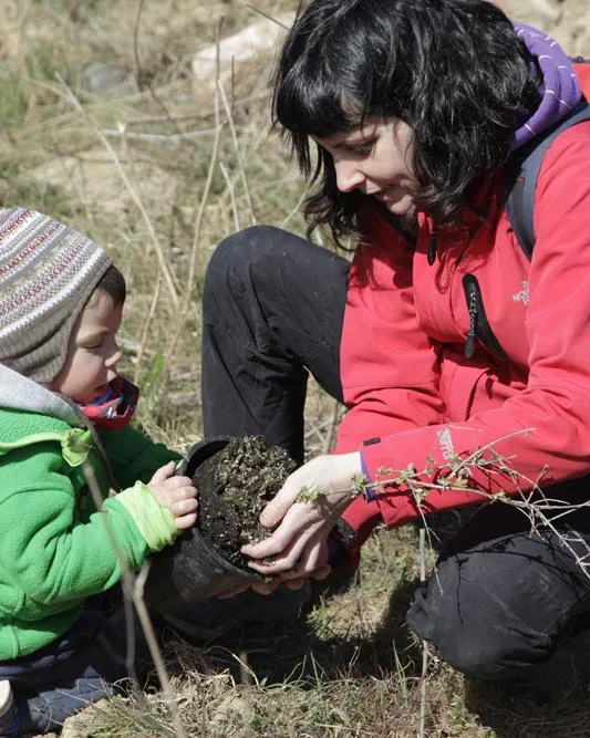 Jornada de voluntariat ambiental per la recuperació del bosc de ribera a Montblanc (imatge:associació Cen)