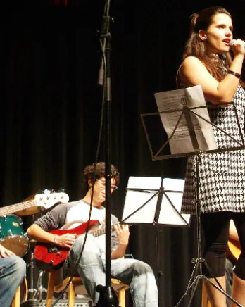 Joves fent un concert