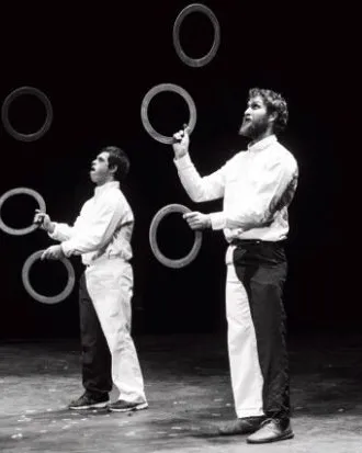 Quique Maltas i Jordi Mas, d'esquerra a dreta, fent malabars. Font: Ajuntament de Mataró