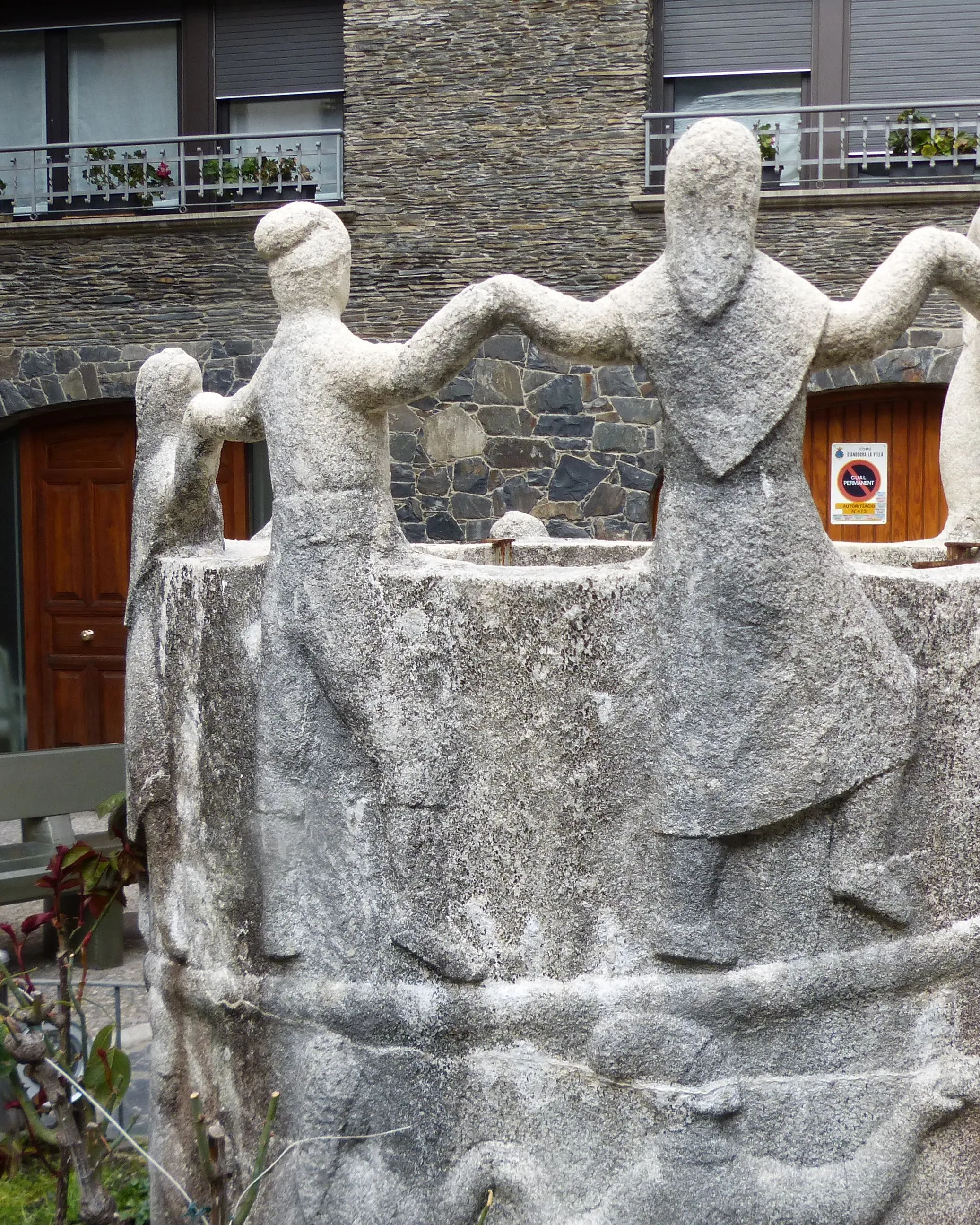Fotografia de l'escultura d'homenatge al contrapàs a Andorra