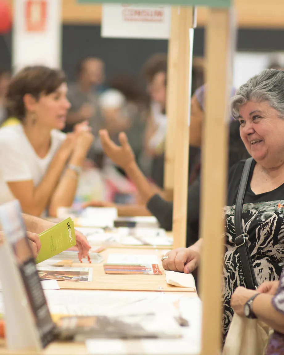 Dues dones demanen informació a un estand de la FESC.