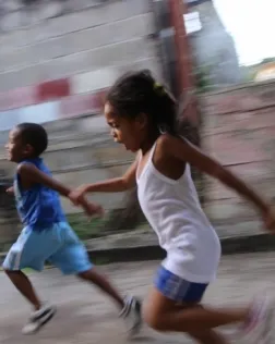 L'iniciativa es porta a terme al voltant de 12 països d’Àfrica i Amèrica i arriba a més de 12.700 nenes i adolescents. Font: Unsplash.