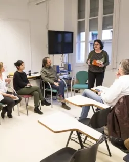 La vicepresidenta de la Federació d'Ateneus a la taula rodona sobre educació
