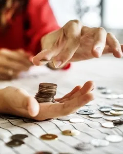 El curs va dirigit a direccions, gerències i professionals de les àrees de comptabilitat i administració de les fundacions. Font: Unsplash.