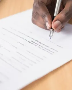 La finalitat de la llei és millorar la qualitat dels serveis a les persones. Font: Unsplash.