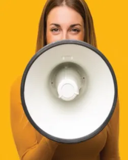 Jove amb un megàfon