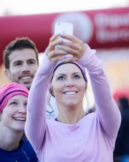 Dona participant a la cursa Eva-Diari Sport. Font: Associació Esportiva Mitja Marató Terrassa