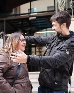 Dues persones conegudes es fan una abraçada. Font: La Tutela
