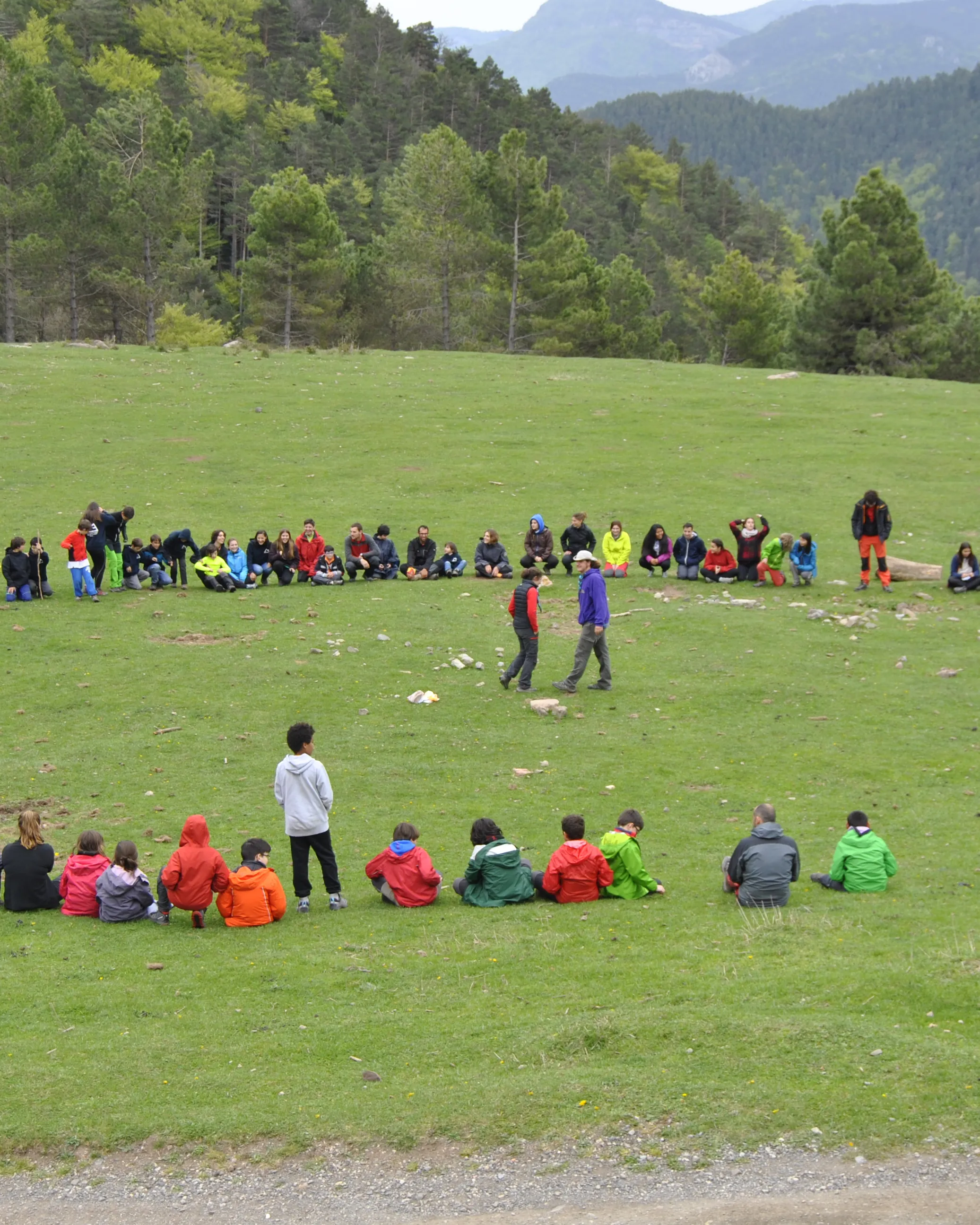 Infants i joves en una activitat en grup a l'aire lliure