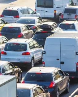 Cotxes parats en una caravana en una autopista Cotxes parats en una caravana en una autopista