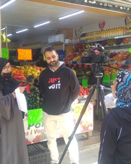 Gravació d’una entrevista a un botiguer del carrer Xile amb alumnes del col·legi Lestonnac Badalona