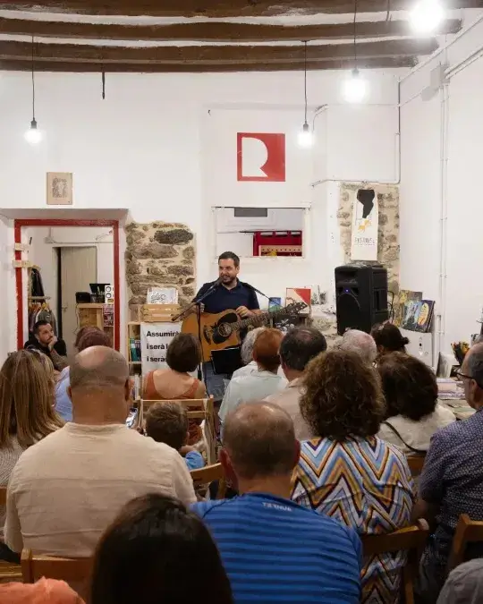 Foto d'un acte musical a la llibrería El Refugi