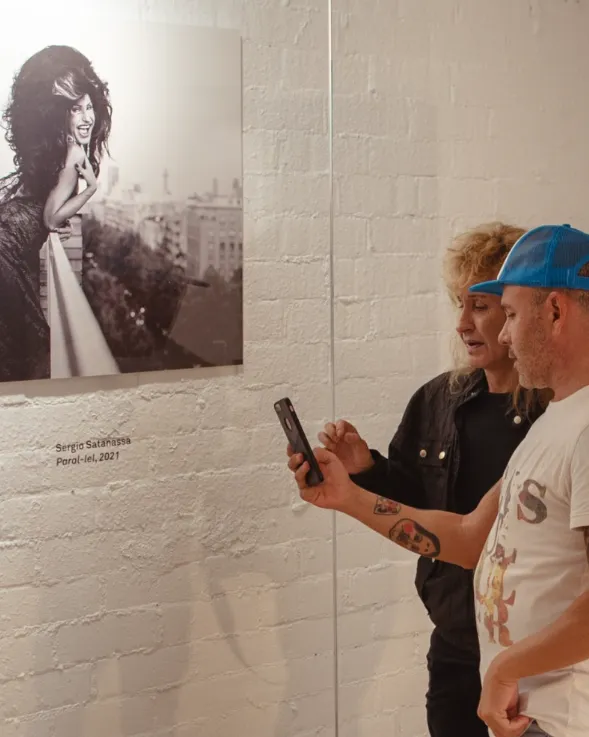 Exposició fotogràfica 'Alguien disparó' d’Isaac Flores. Font: Centre LGTBI de Barcelona 