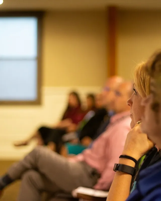 Foto de persones assistent a una formació.