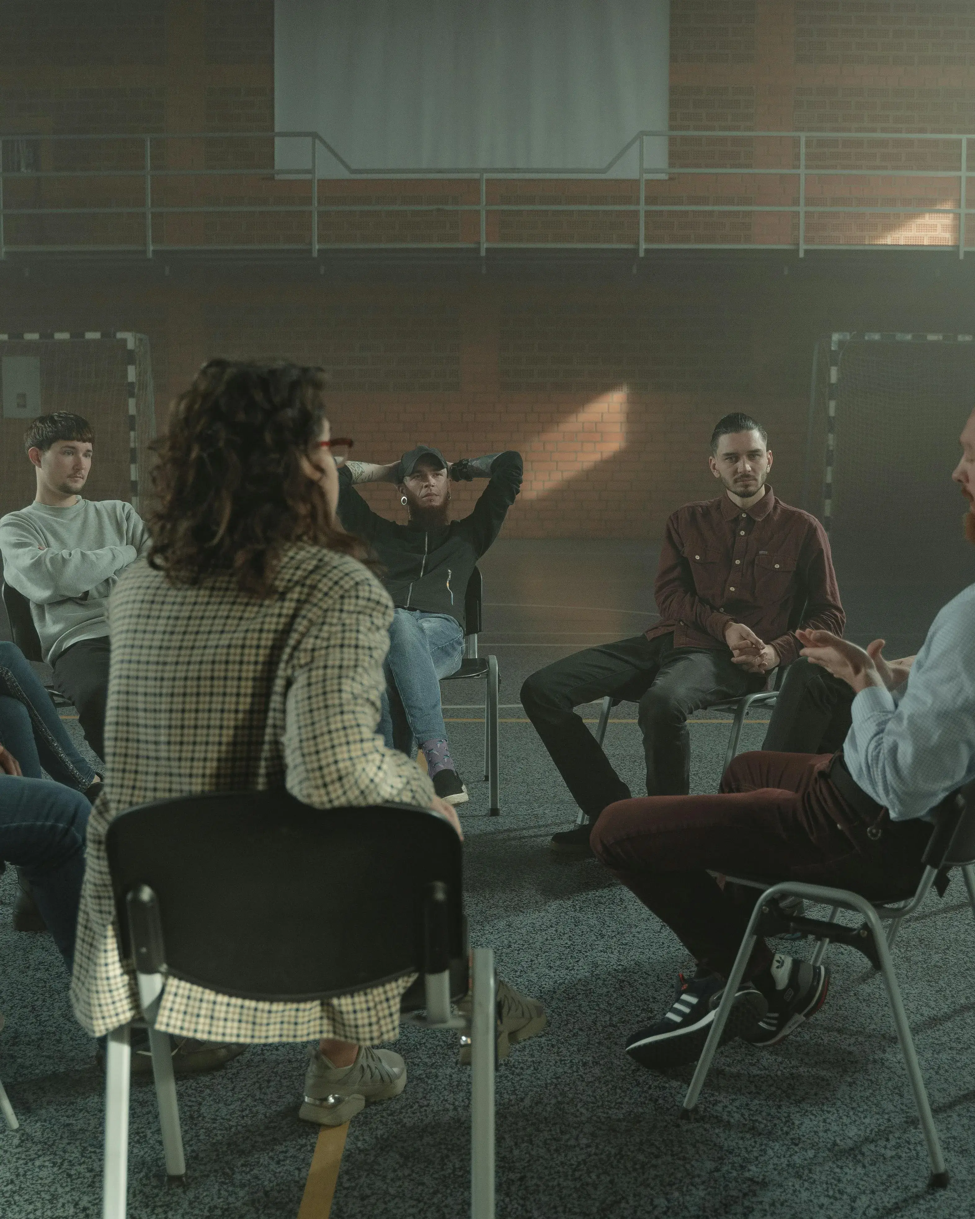 Un grup de joves es reuneix en cercle al centre de la pista.