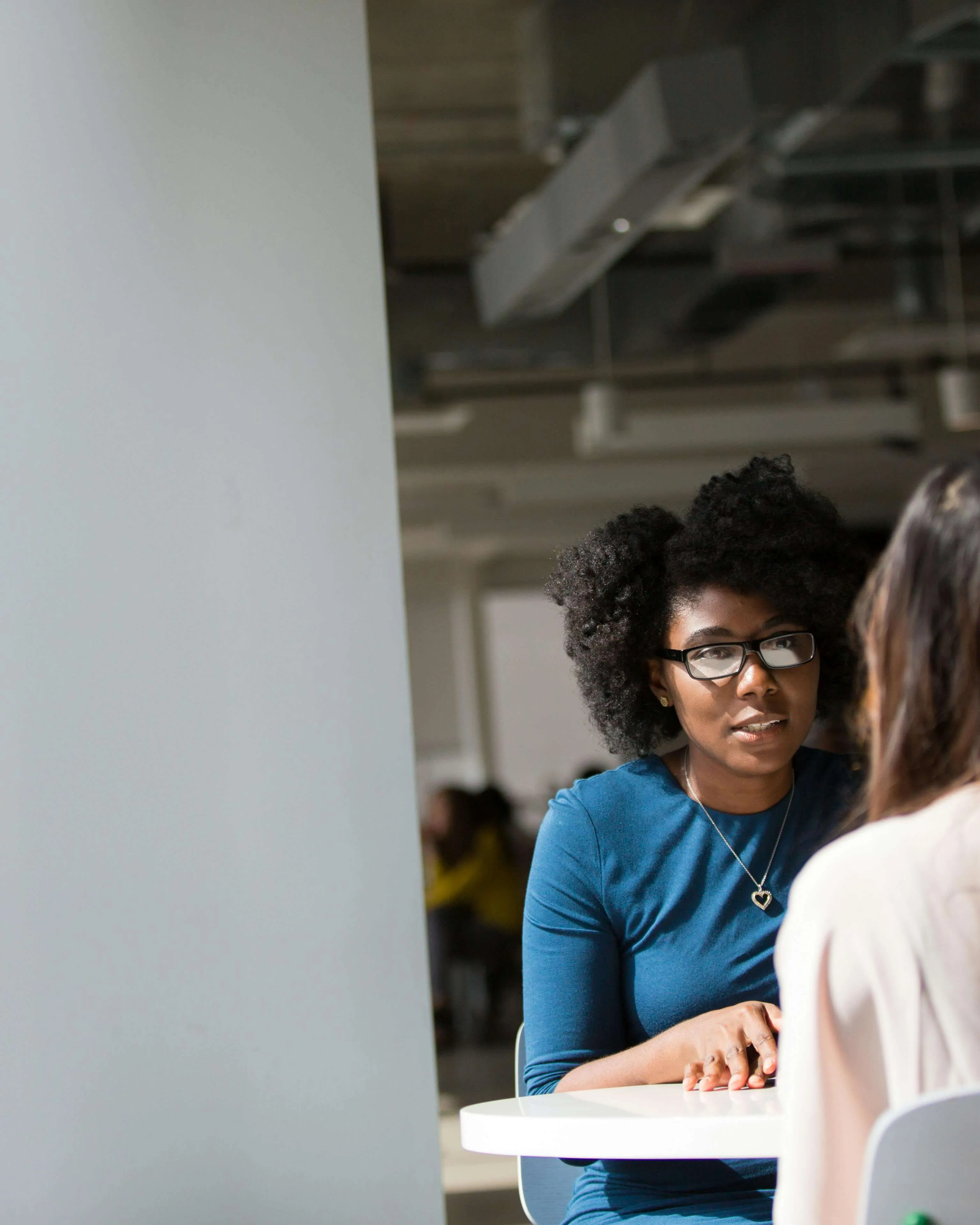 Noia fent assessorament a una altra Noia fent assessorament a una altra