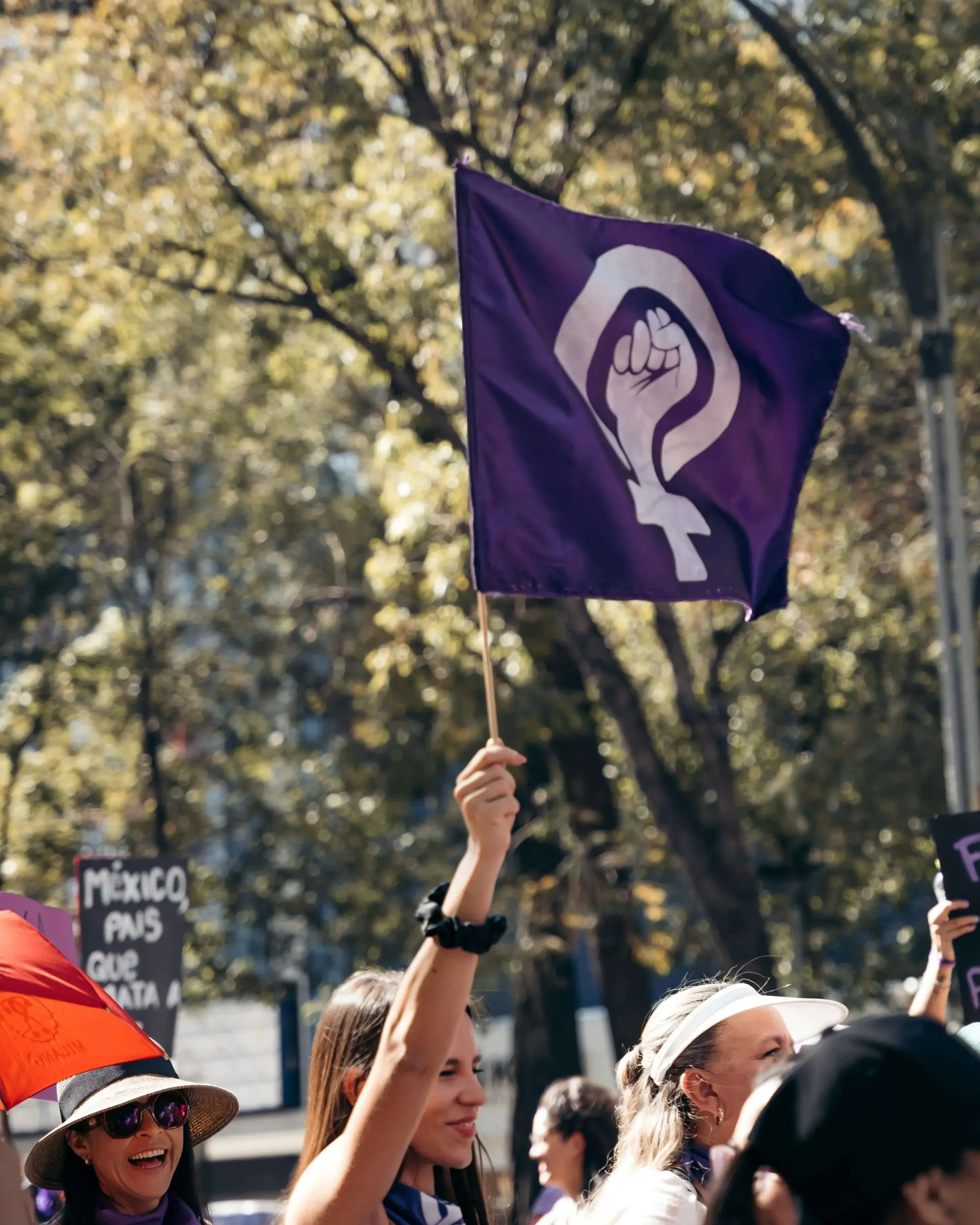 Noies en una manifestació feminista Noies en una manifestació feminista