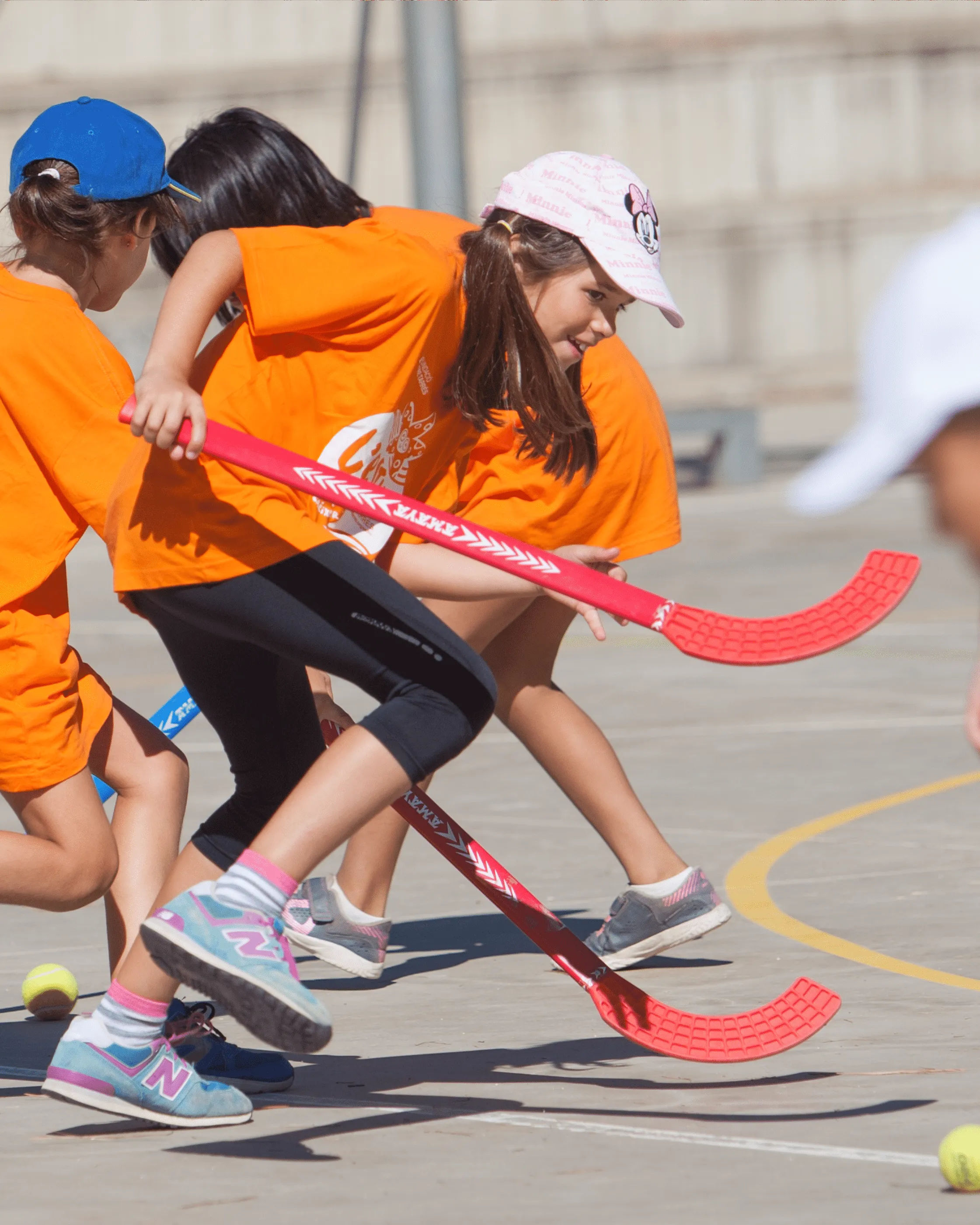Als casals de lleure esportiu, els infants tenen l'oportunitat de practicar esports menys comuns com l'hoquei gespa